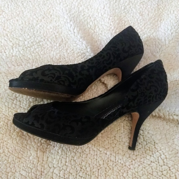 White 🏠 Black Market velvet pump heels sz 6.5 - Picture 2 of 6